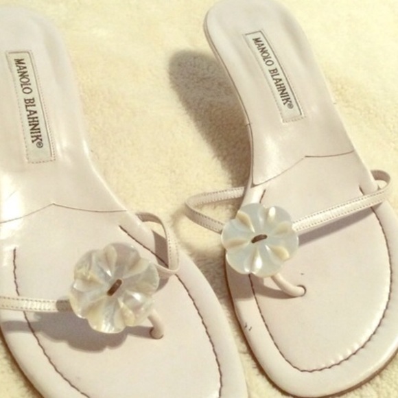 SOLD OUT/ Manolo s White kitten heels 2.5" - Picture 4 of 4